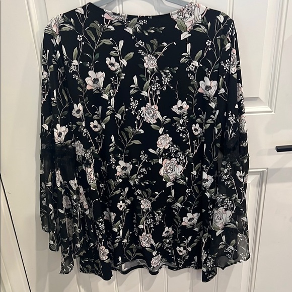 Alfani Large Graphic Floral flowy Flutter Sleeve BOHO Blouse in Black - Picture 6 of 8